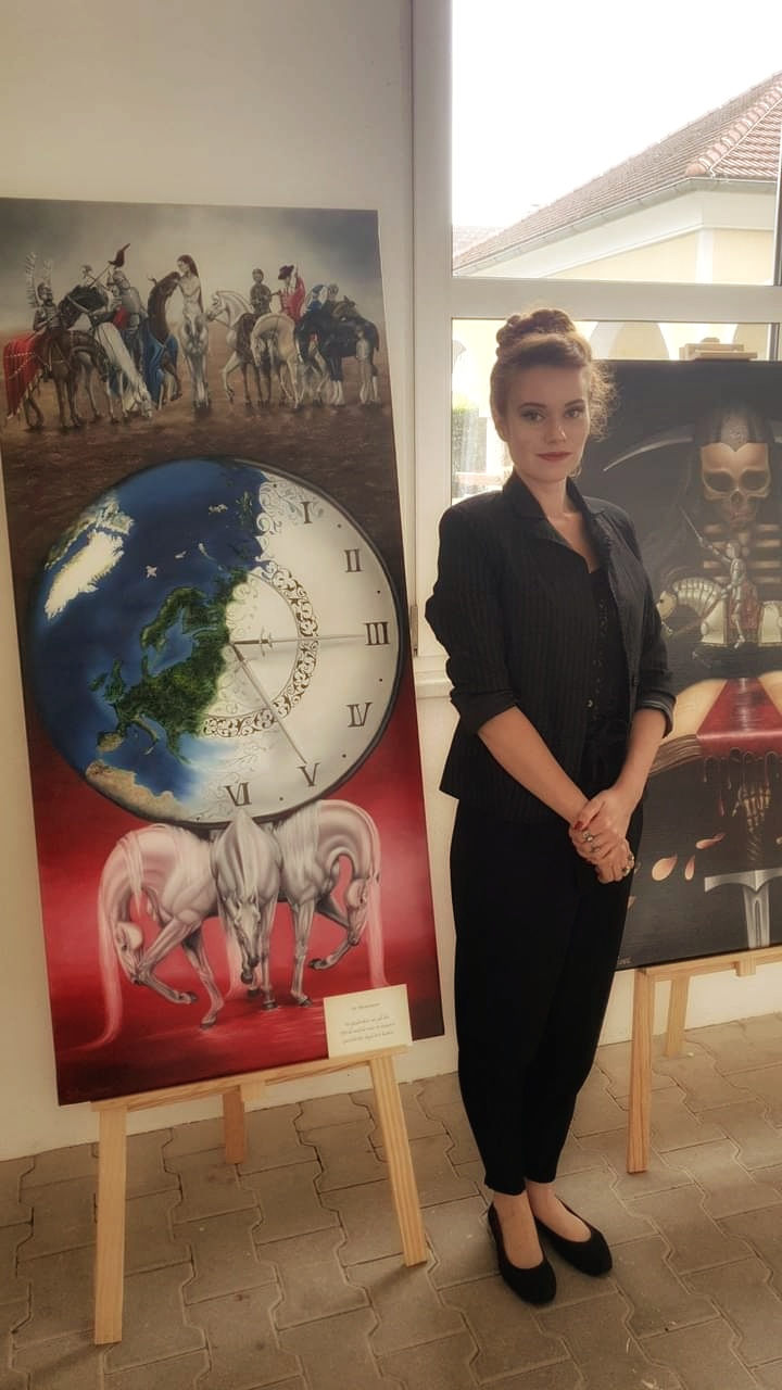 Bibiana Kubatková pri vystavených dielach